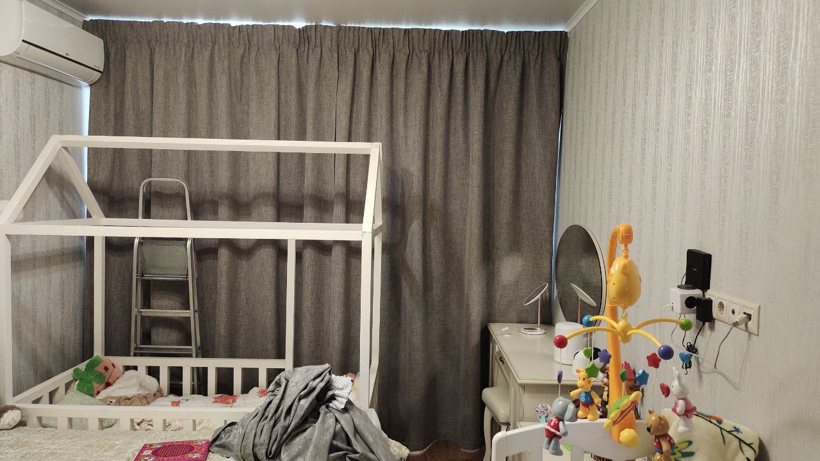 Детская комната с кроватью-домиком и шторами